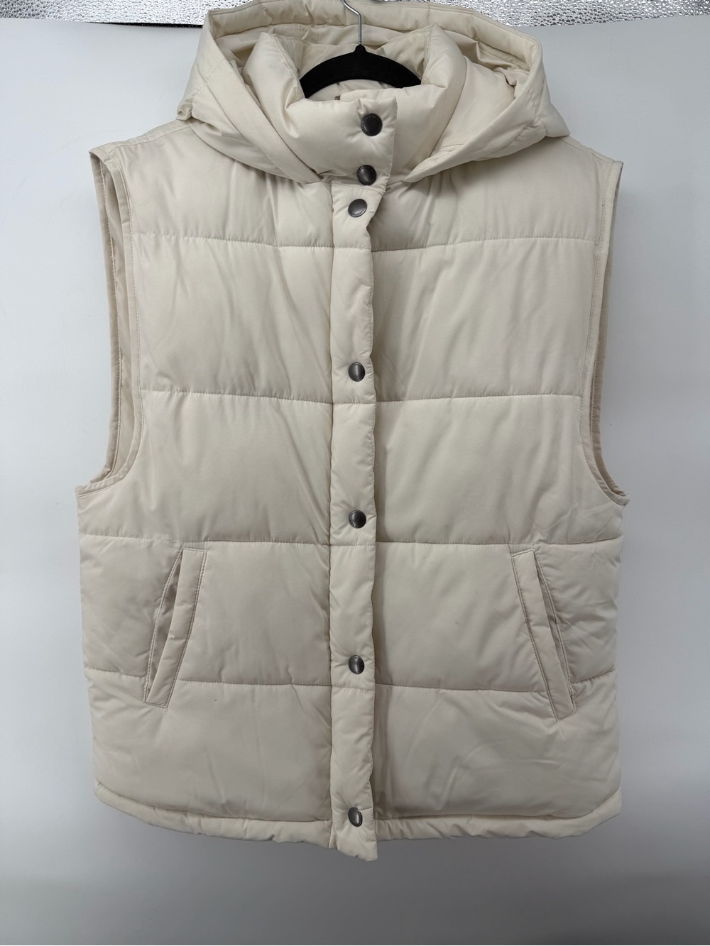 American Eagle cream puffer vest with hood and button-up front Size S